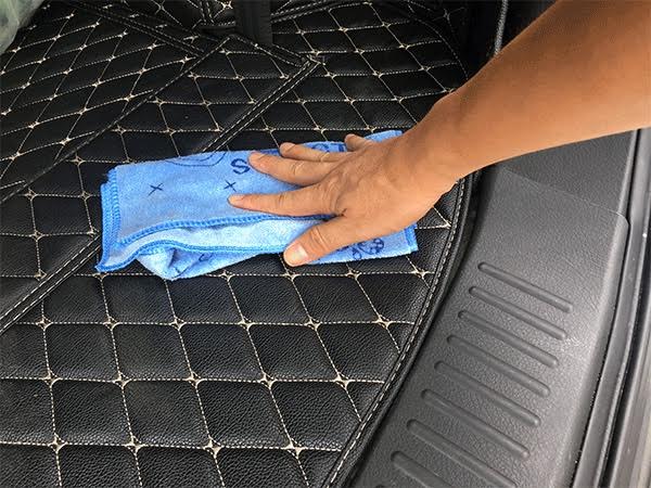 cách vệ sinh thảm lót sàn ô tô